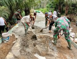 Semangat Warga Dusun Maju Jaya Bantu Satgas TMMD Ke-111 Kodim 1207/Pontianak Tak Pernah Kendor