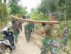 Satgas TMMD Ke-111 Kodim 1207/Pontianak Pikul Papan Mal