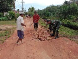 Satgas TMMD Ke-111 Kodim 1207/Pontianak Bersama Warga Setempat Ratakan Tanah Pada Akses Jalan Masuk