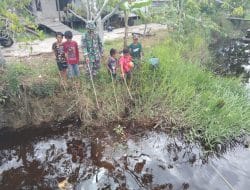 Hiburan Setelah Bekerja, Anggota Satgas TMMD Ke-111 Kodim 1207/Pontianak Memancing Bersama Anak-Anak Setempat