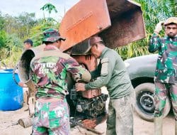 Anggota Satgas TMMD Ke-111 Kodim 1207/Pontianak Sedang Memperbaiki Mesin Molen