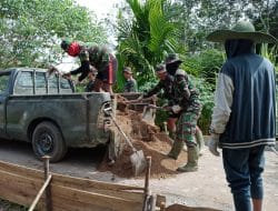 Antisipasi Keterlambatan Material, Sertu Suryandi Awasi Pendistribusian Semen Ke Lokasi TMMD Ke-111 Kodim 1207/Pontianak   