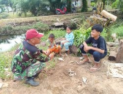 Satgas TMMD Ke-111 Kodim 1207/Pontianak Obati Kerinduan Anak-Anak Akan Cerita Dongeng