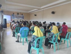 Anggota Koramil 1207-06/Sungai Ambawang Ikut Pelatihan On The Job Tranining (OJT) di Aula Kantor Desa Ambawang Kuala Disamping Ada Kegiatan TMMD Ke-111