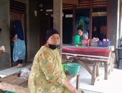 Hatinya Satgas Senang, Saat Bantu Buat Goreng Pisang