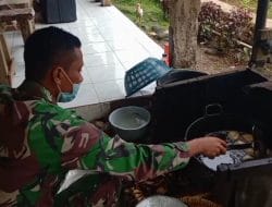 Praka Hendra Arianto Membantu Bikin Pisang Goreng