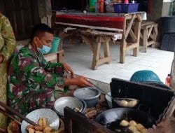 Wujud Kemanunggalan TNI dengan Rakyat di Warung Gorengan
