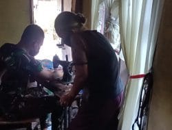 Selingi Candaan Serda Masdi Belajar Menjahit