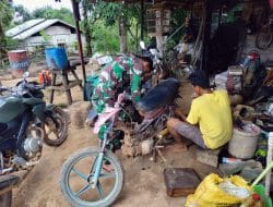 Satgas TMMD Ke-111 Kodim 1202/Singkawang, Bantu Warga Memperbaiki Sepeda Motor