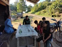 Anggota Satgas TMMD Komsos Dengan Anak-anak Desa Sentangau Jaya