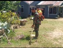 Satgas TMMD Regtas Ke 111 Kodim 1202/Skw Bersihkan lingkungan Di Depan Rumah Orang Tua Asuh.