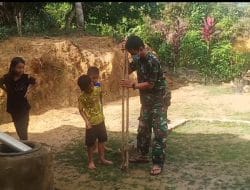 Satgas TMMD Regtas Ke 111 Kodim 1202/Skw Bermain Bersama Anak – Anak