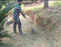 Setiap Hari Satgas TMMD Regtas Ke 111 Kodim 1202/Skw Selalu Menyapu Halaman Rumah yang Ditempatinya.