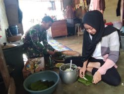 Satgas TMMD Regtas Ke 111 Kodim 1202/Skw Bantu Buat Lontong