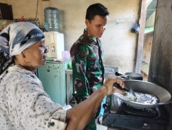 Tinggal Di Rumah Warga, Anggota Satgas TMMD Regtas Ke 111 Kodim 1202/Skw Bantu Memasak.