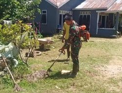 Dengan Mesin Pemotong Rumput, Satgas TMMD Ke 111 Kodim 1202/Singkawang Bersihkan Halaman Rumah Warga