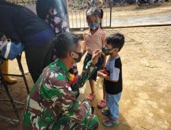 Keakraban Anak-Anak Dengan Anggota Satgas TMMD ke-111 Kodim 1202/Singkawang