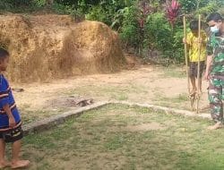 Satgas TMMD Regtas Ke 111 Kodim 1202/Skw Ajak Anak-Anak Bermain Egrang
