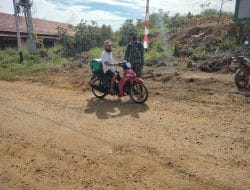 Sigap Dan Tanggap, Satgas TMMD Regtas Kodim 1202/Skw Bantu Dorong Motor Warga Yang Mogok