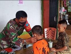 Satgas TMMD Regtas Ke-111 Kodim 1202/Singkawang Ajari Anak-Anak Untuk Memakai Masker