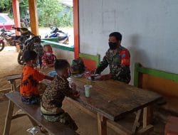 Pasi Ter Kodim 1202/Skw, Ajari Anak – Anak Memakai Masker