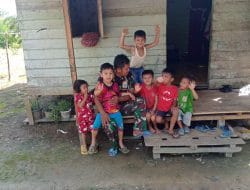 Satgas TMMD Regtas Ke 111 Kodim 1202/Skw, Bermain Dengan Anak-Anak