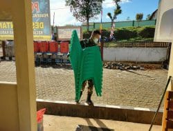 Anggota Satgas Bantu Warga Angkut Kursi