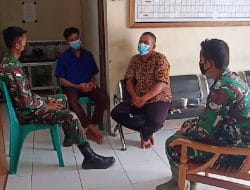 Anggota satgas TMMD jalin komunikasi sosial bersama perangkat desa