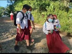 Anak – Anak Menjadikan Jembatan Yang Dibuat TMMD Regtas Ke 111 Kodim 1202/Skw Tempat Bermain