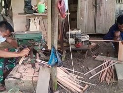 Anggota Satgas Bantu Warga Membuat Sangkar Sarang Burung