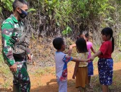 Anggota Satgas Bermain Bersama Anak-anak Di Desa Sentangau Jaya
