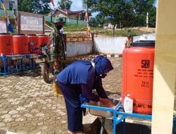 Anggota Satgas TMMD Ke-111 Kodim 1202/Skw Terapkan Prokes Sebelum Masuk Kantor Desa Sentangau Jaya