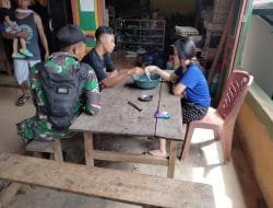 Kegiatan Komsos Anggota Satgas TMMD Ke-111 Kodim 1202/Skw Dengan Pemuda Di Lokasi Sasaran