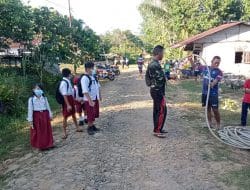 Anggota Satgas TMMD Regtas Ke 111 Kodim 1202/Skw Kemasi Barang – Barang Di Lokasi TMMD