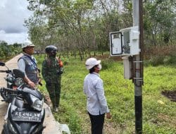 Satgas TMMD Ke-111 Kodim 1207/Pontianak Dampingi PLN Pasang KWH LPJU