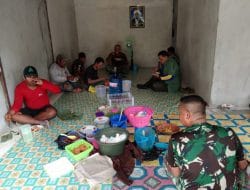 Momen Tak Terlupakan Bagi Warga Saat Makan Siang Bersama Satgas TMMD Ke-111 Kodim 1207/Pontianak
