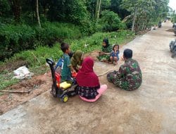 Anggota Satgas TMMD Ke-111 Kodim 1207/Pontianak Jalin Keakraban Dengan Anak-Anak   