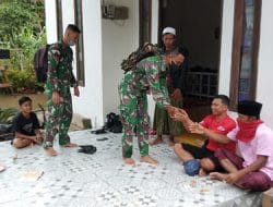 Sertu Herman Komsos Bersama Tokoh Masyarakat di Lokasi TMMD Ke-111 Kodim 1207/Pontianak   