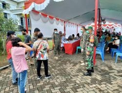 Tiada Waktu Istirahat, Anggota Satgas TMMD Ke-111 Kodim 1207/Pontianak Kawal Kegiatan Vaksinasi