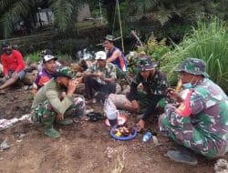 Personil Satgas TMMD Ke-111 Kodim 1207/Pontianak Lagi Ngobrol Santai Bersama Pemuda Pemudi Sekitar Lokasi Sasaran   