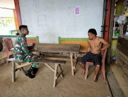 Jalin kebersamaan anggota satgas TMMD Komsos ke rumah warga