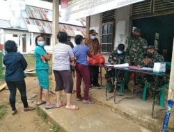 Anggota Satgas Membagikan Sembako Kepada Masyarakat Disekitaran Lokasi TMMD