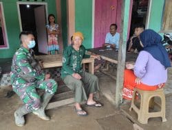 Satu Persatu Anggota Satgas TMMD Regtas Ke 111 Kodim 1202/Skw Berpamitan Dengan Warga Desa