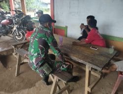 Sebelum Meninggalkan Desa, Anggota Satgas TMMD Regtas Ke 111 Kodim 1202/Skw Berpamitan Kepada Anak-anak Desa.