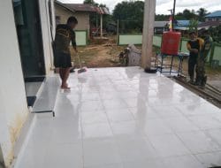 Pembersihan Teras Gereja Katolik Santo Kristoforus Oleh Anggota Satgas TMMD ke-111 Dan Warga Setempat