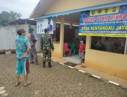 Kepala desa setangau jaya berikan kata sambutan pada saat penyuluhan dan sosialisasi kegiatan TMMD