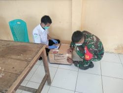 Tim Kesehatan Dan Anggota Satgas TMMD ke-111 Kodim 1202/Skw Sedang Membuka Kotak Obat