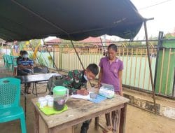 ANGGOTA TIM KESEHATAN SATGAS TMMD KE-111, SIGAP CEK KESEHATAN WARGA DAN SATGAS TMMD