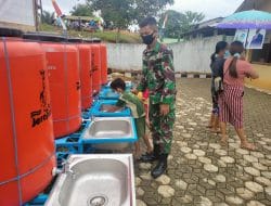 Di Sela TMMD Regtas Ke 111 Kodim 1202/Singkawang, Satgas Ajari Anak-Anak Cuci Tangan