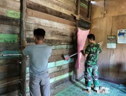 Anggota Satgas Membantu Warga Bersihkan Rumah